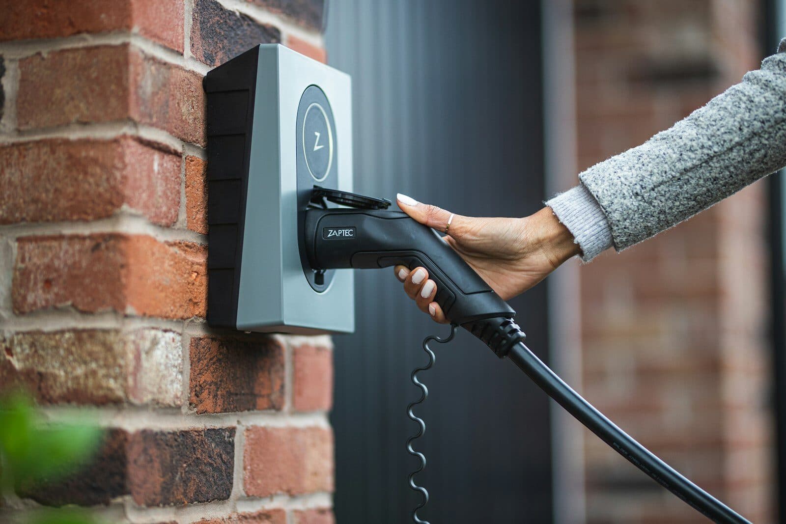 Tay cầm đầu sạc cạnh bộ sạc treo tường