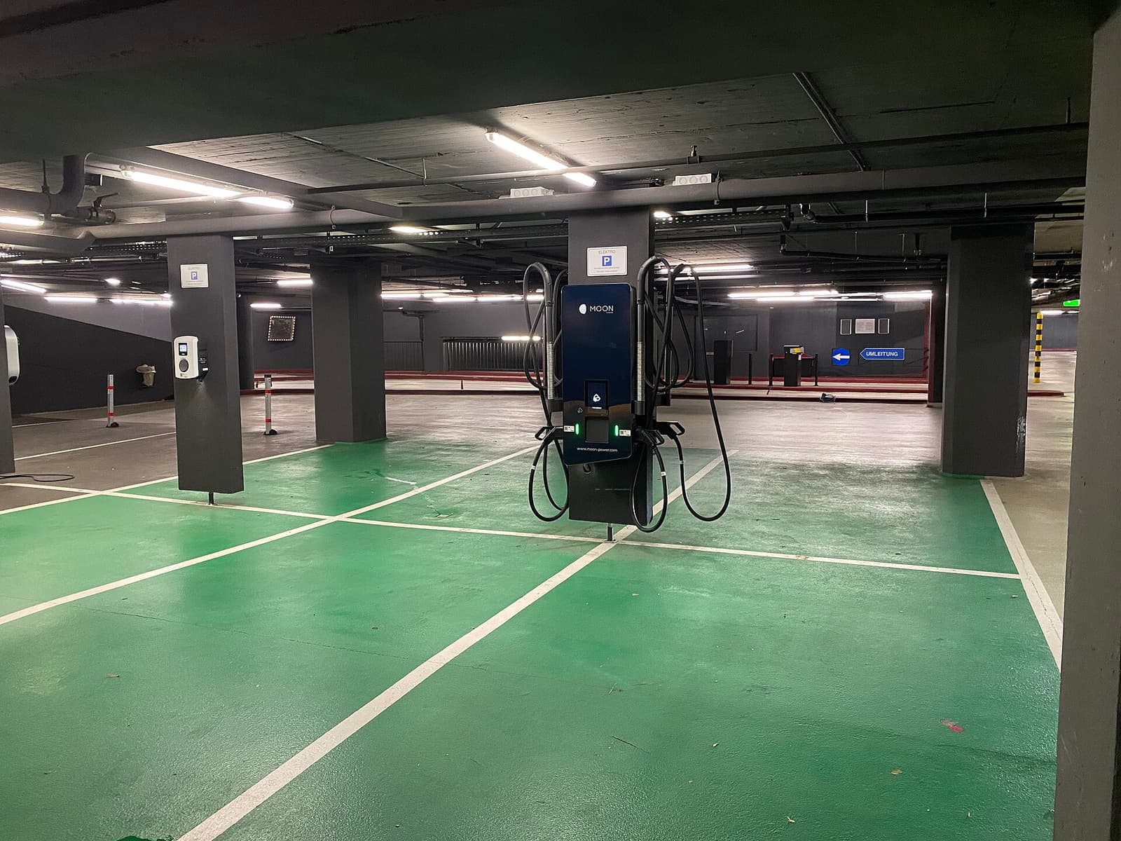 Trụ sạc nhanh giữa các ô đỗ trong một hầm gửi xe